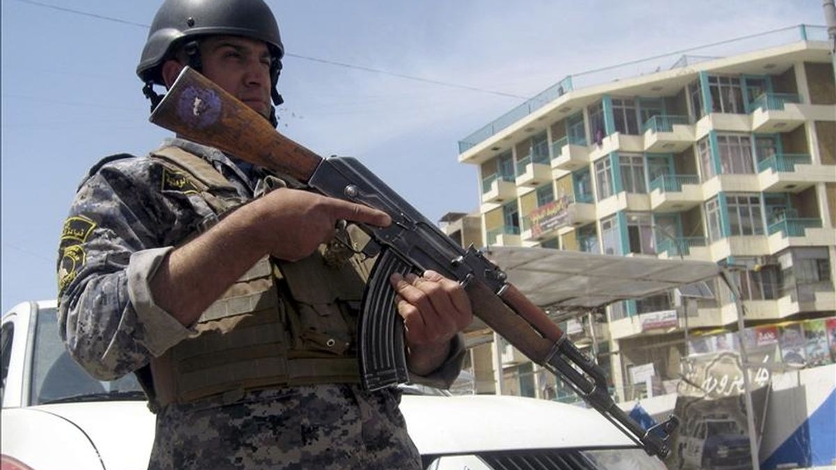 Un policía iraquí permanece en guardia en un punto de control en el centro de Bagdad. EFE/Archivo