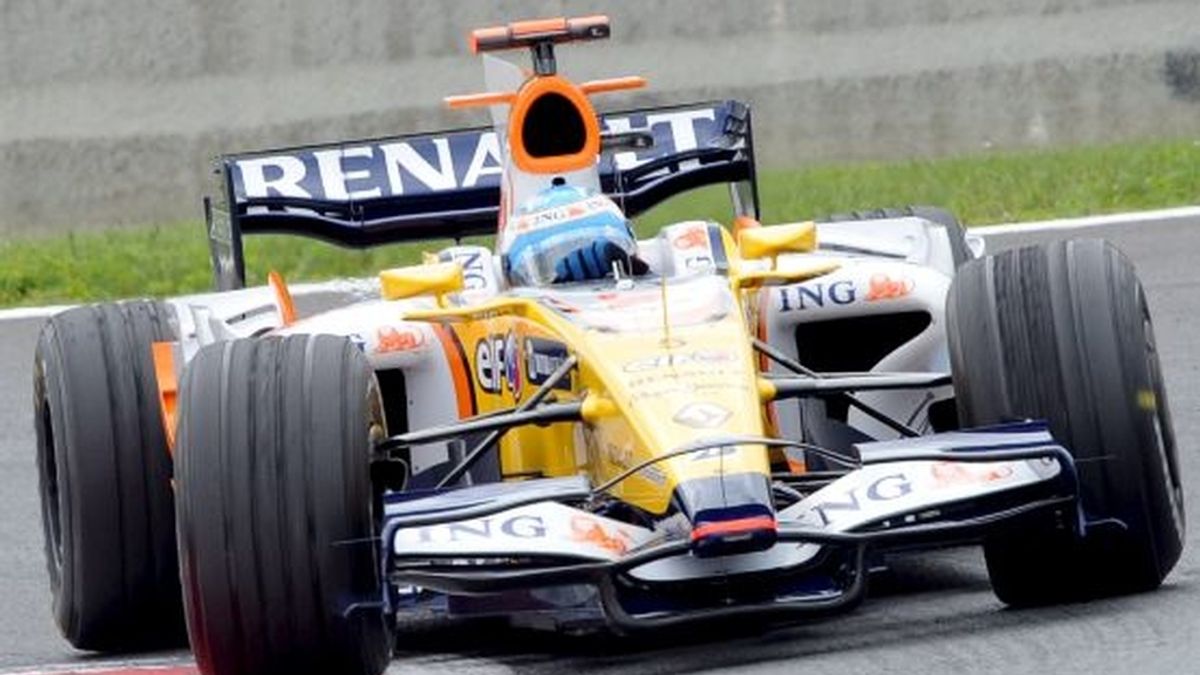 Fernando Alonso, a los mandos del R-28. Foto: EFE