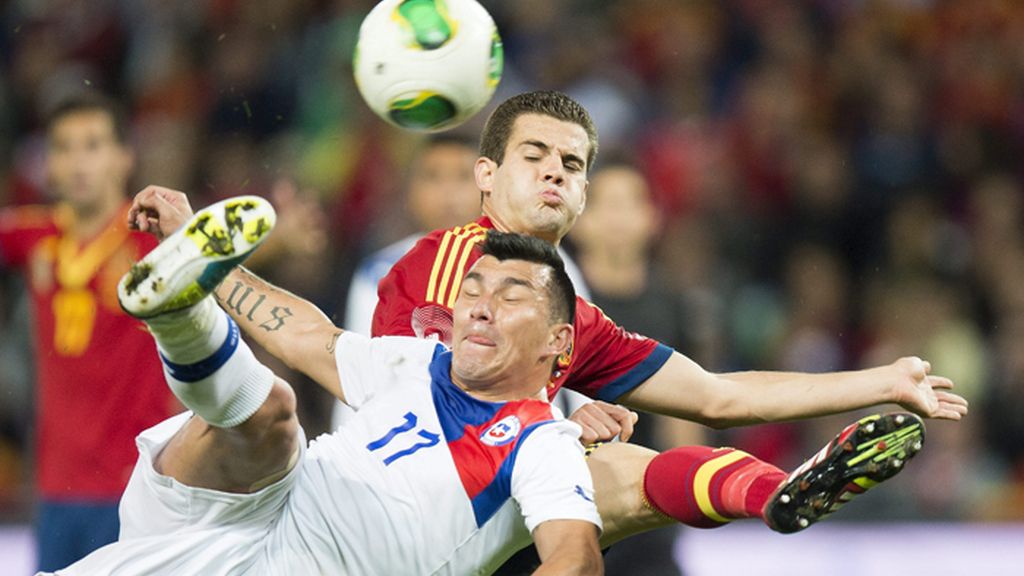 España sufre para empatar a Chile