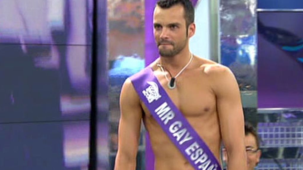 Mr Gay España 2010, Israel Acevedo, visita el 'Deluxe' con Rosa Benito