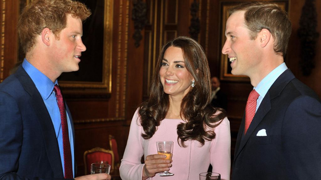 Los duques de Cambridge, Katherine y William, junto al príncipe Henry