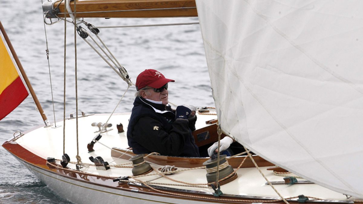 El rey Juan Carlos sale a navegar a bordo del Acacia