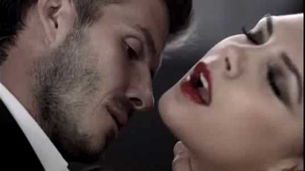 David y Victoria Beckham, beso apasionado en un ascensor