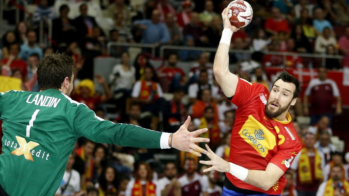 El jugador español Gedeón Guardiola (d) lanza a portería ante el guardamenta danés, Niklas Landin