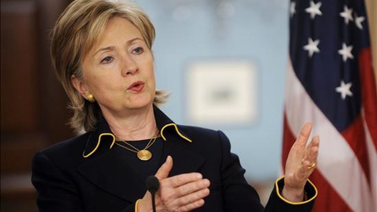 La secretaria de Estados de Estados Unidos, Hillary Clinton, responde a una pregunta hecha por un periodista acerca de los piratas somalíes, durante una rueda de prensa en las oficinas del Departamento de Estado en Washington (EEUU). EFE