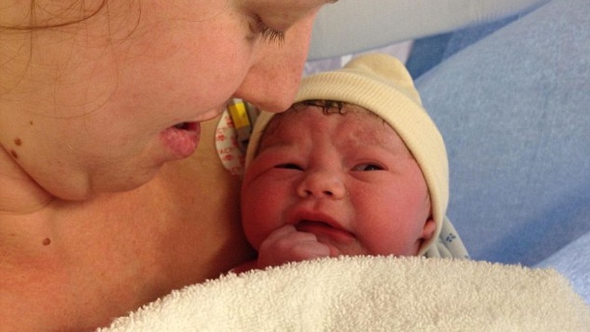 Una pareja de Bristol celebra el nacimiento del bebé que sobrevivió a un aborto Una pareja de Bristol celebra el nacimiento del bebé que sobrevivió a un aborto