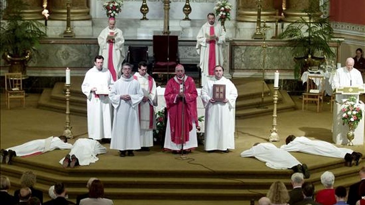 Imagen tomada en el año 2002 que muestra al cardenal Desmond Connell mientras oficia una misa en una iglesia de Dublín (Irlanda). 
EFE