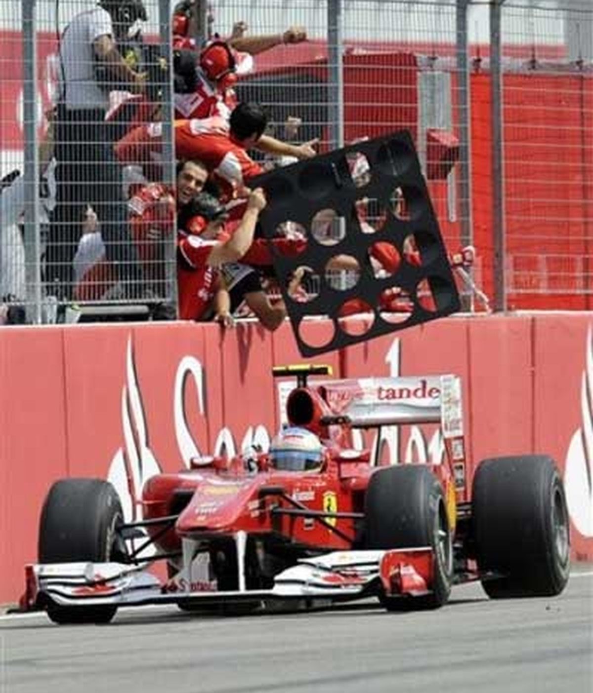 Fernando Alonso y Ferrari han vuelto. Segundo doblete de la 'Scuderia' tras el logrado en Bahrein. Foto: AP