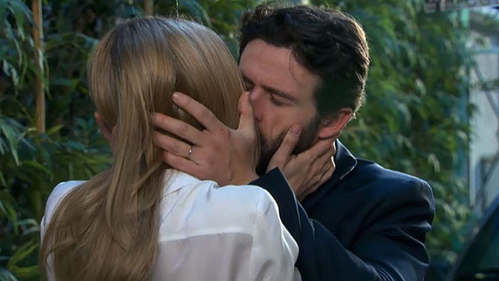 Miguel besa a Carlota y ella...