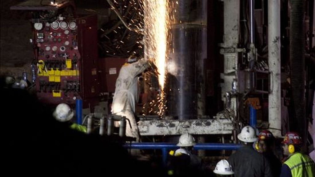 Empleados iniciaron este domingo en la mina San José, del norte de Chile, el "encamisado" o revestimiento con tubos de acero del conducto por el que serán evacuados los 33 mineros que desde el pasado 5 de agosto permanecen atrapados a 700 metros de profundidad. EFE Empleados iniciaron este domingo en la mina San José, del norte de Chile, el "encamisado" o revestimiento con tubos de acero del conducto por el que serán evacuados los 33 mineros que desde el pasado 5 de agosto permanecen atrapados a 700 metros de profundidad. EFE