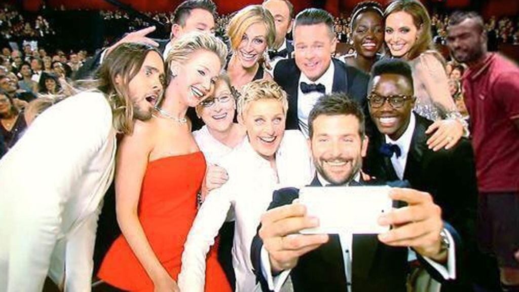 Un solitario Ashley Cole inunda las redes sociales de montajes e imitaciones