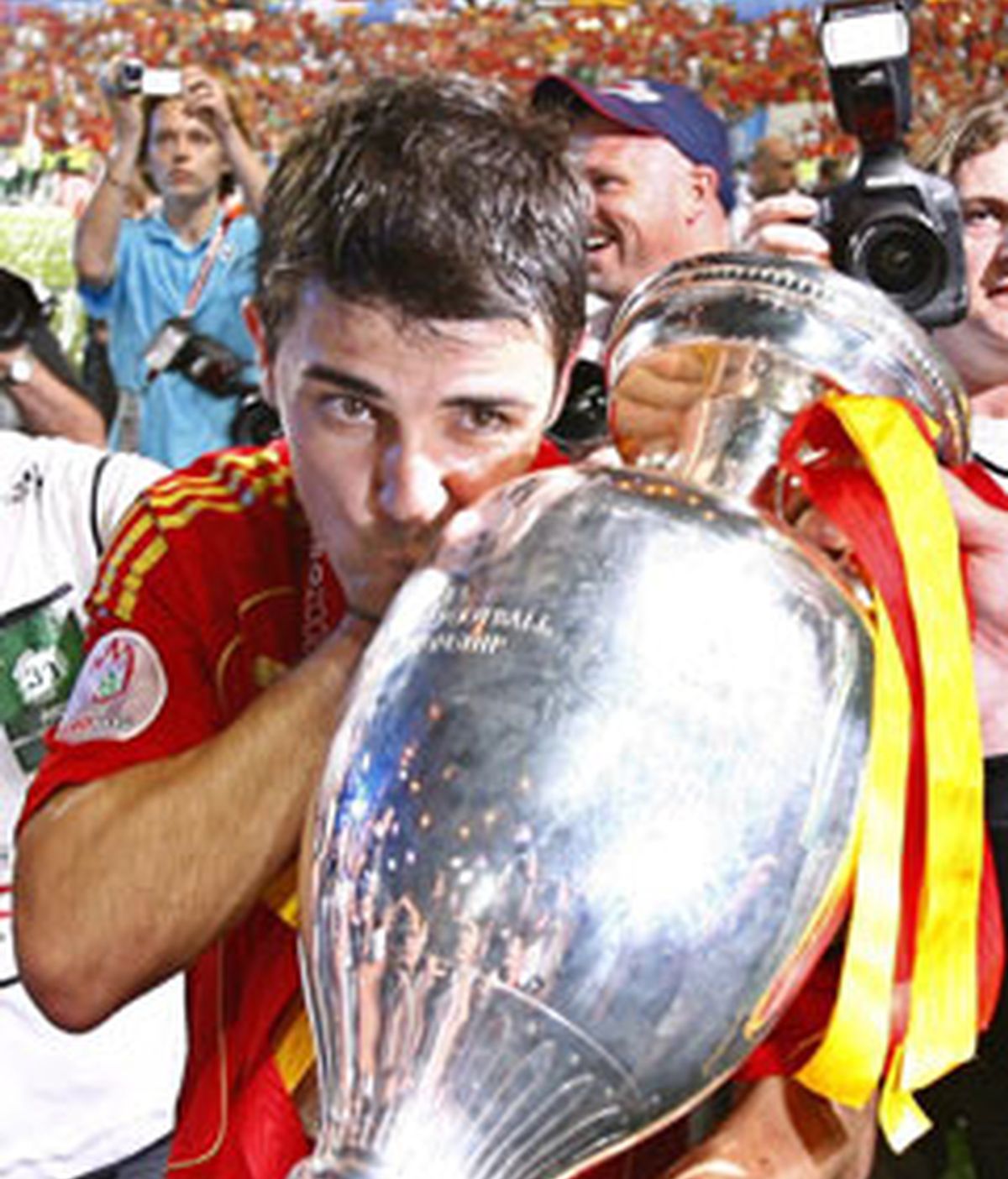 El delantero español David Villa besa el trofeo de campeones de la Eurocopa 2008. Foto: EFE.