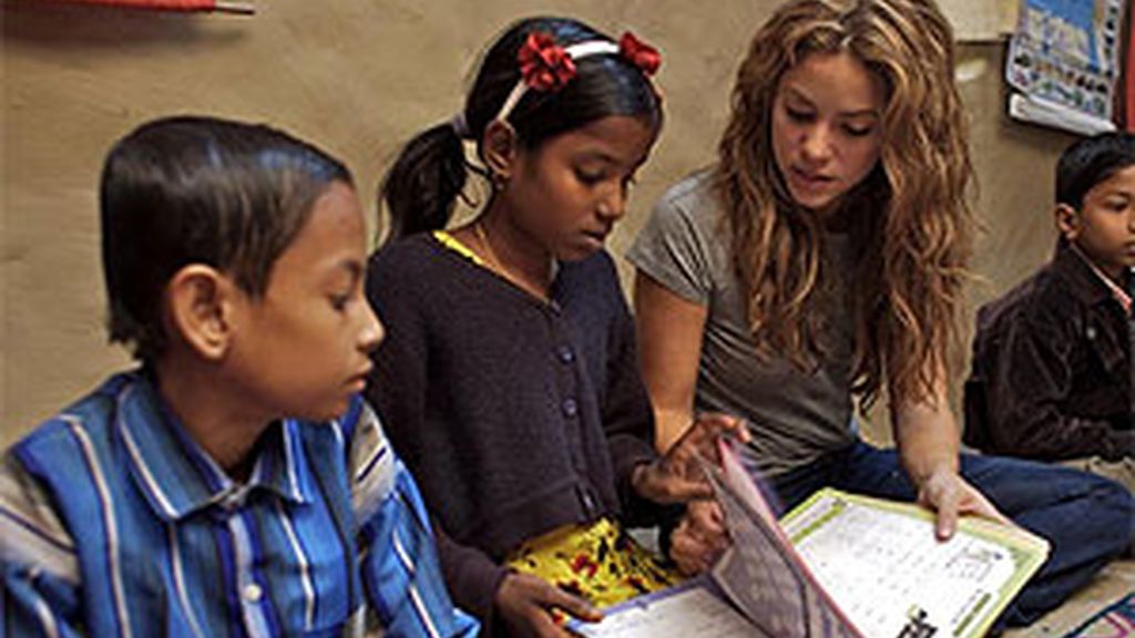 Sharika desarrolla su labor solidaria a través de la Fundación Pies Descalzos. Foto: www.shakira.com