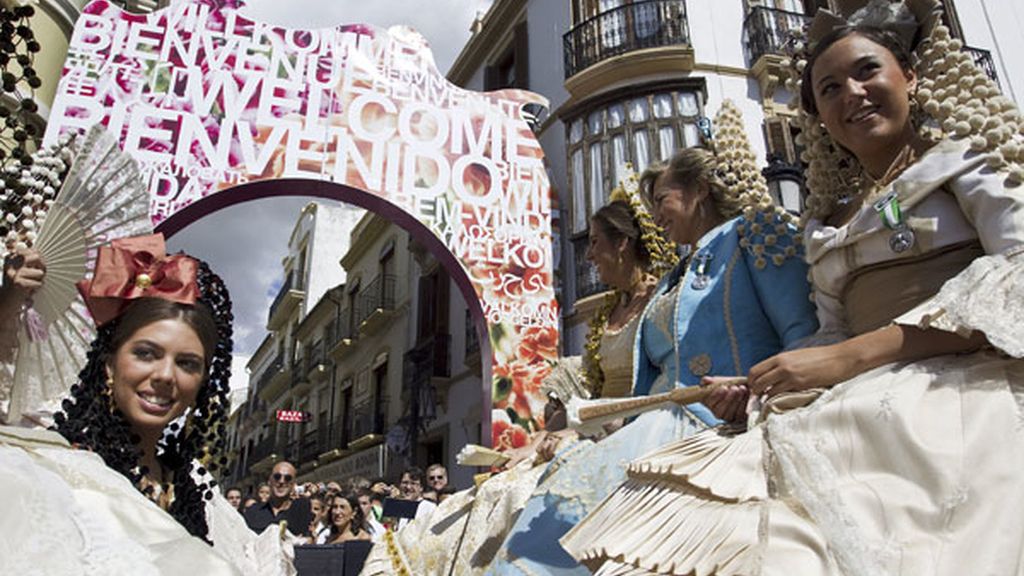 Jóvenes vestidas de 'goyescas' en las calles de Ronda