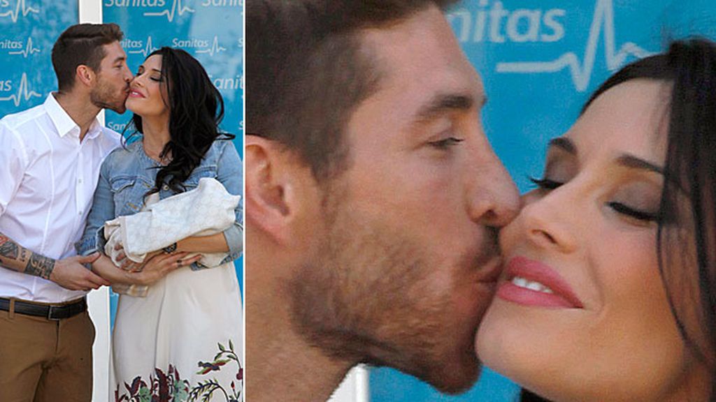 Ramos y Pilar Rubio presentan a su bebé a la salida de la clínica