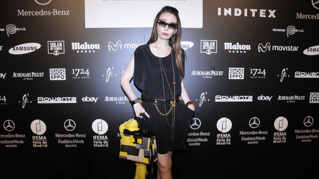 Jana Glamurama tan espectacular como siempre con vestido de All Saints, bolso de Kate Spade y gafas de Miu Miu