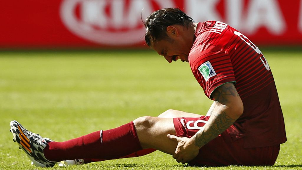 Hugo Almeida fue el primer lesionado del partido