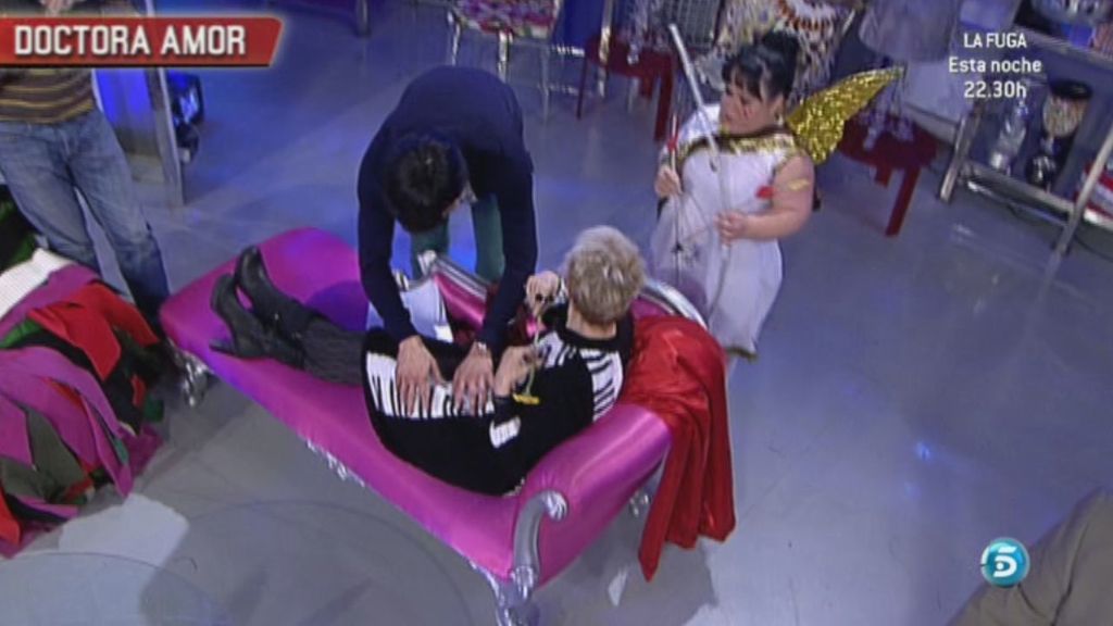 Yuri, el pianista, ha tocado en el vestido de Karmele un nocturno de Chopin