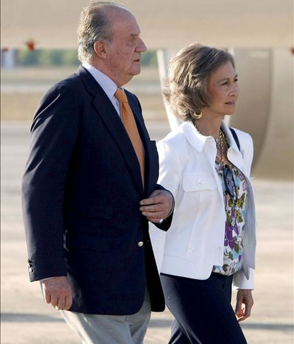 El Rey Juan Carlos y la Reina Sofía a su llegada, el pasado año, a la base aérea de Sont Sant Joan, en la isla de Mallorca,  donde la Casa Real traslada su residencia en agosto. EFE/Archivo