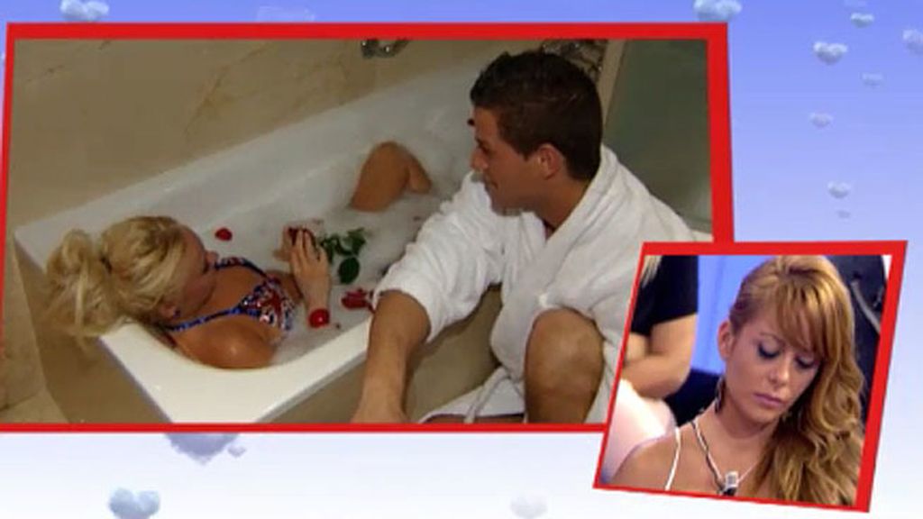 Un bonito baño con pétalos y espuma