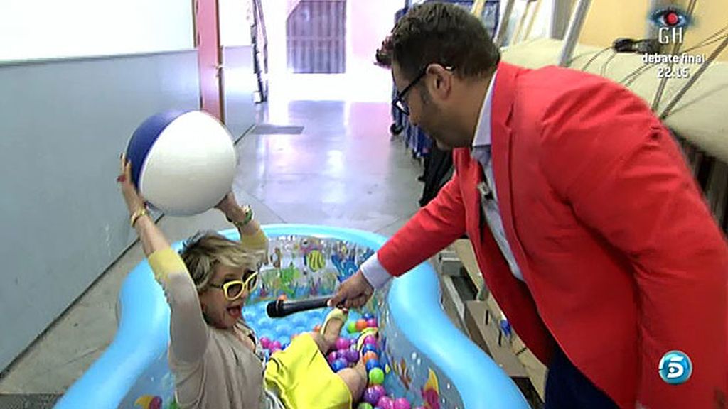 Kiko Hernández y Kiko Matamoros pasean a Karmele Marchante en piscina