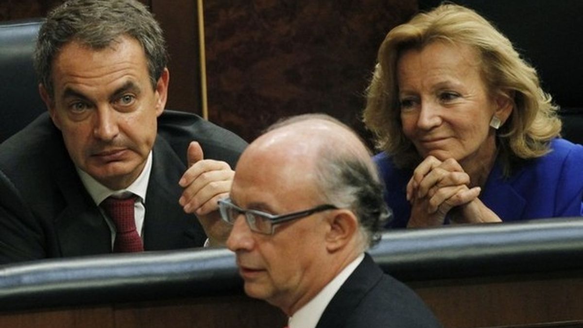 Cristóbal Montoro pasa por delante del presidente del Gobierno y la ministra de Economía en el Congreso de los Diputados.