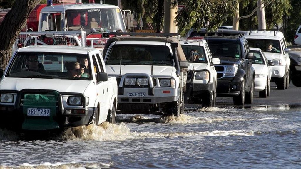 Varios coches circulan por una carretera inundada en Horsham (Australia) ayer lunes, 17 de enero de 2011. EFE Varios coches circulan por una carretera inundada en Horsham (Australia) ayer lunes, 17 de enero de 2011. EFE