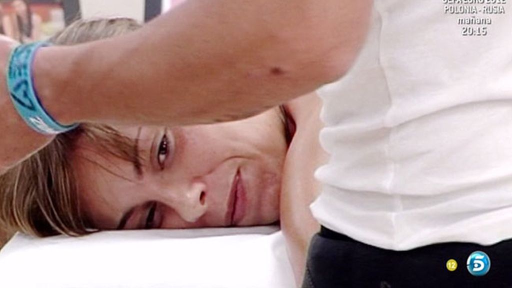 La sesión de masajes hace que los concursantes intimen mucho más...