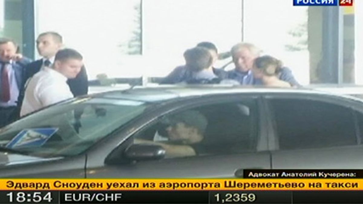 Snowden sale del aeropuerto de Moscú tras obtener asilo temporal de Moscú