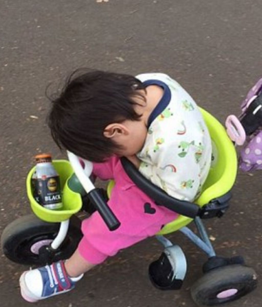 Las posturas más surrealistas en las que se duermen los niños japoneses