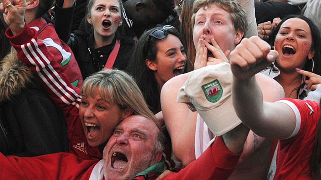 ¡Desencajados! Los hinchas galeses gritan, lloran y enloquecen con el pase a semifinales