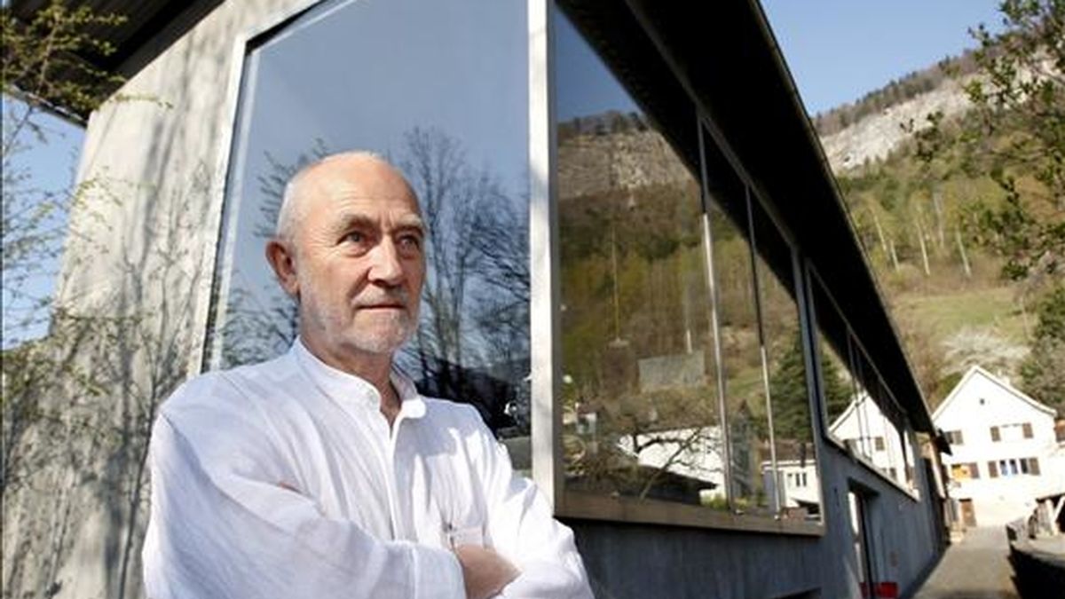 El arquitecto suizo Peter Zumthor posa para los fotógrafos hoy lunes 13 de abril en su casa en Haldenstein, cantón de Grisons (Suiza). Zumthor ha sido galardonado con el premio Pritzker de arquitectura 2009. EFE