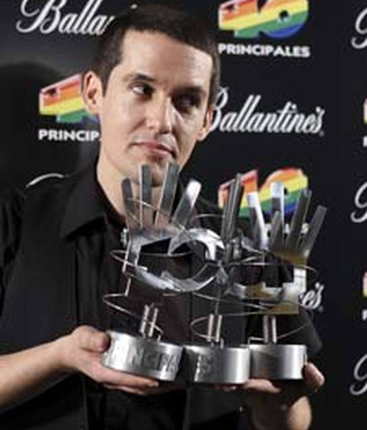 El cantante del grupo "Maldita Nerea", Jorge Ruíz, posa con los galardones recibidos durante la ceremonia de entrega de los premios que la emisora de radio 40 Principales. Foto: EFE