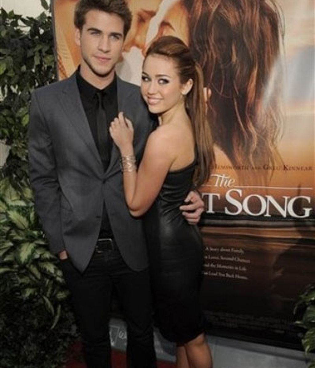 Miley luce novio en el estreno de 'The Last Song'