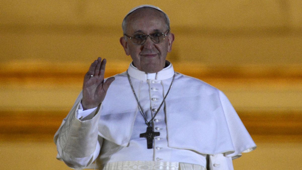Jorge Mario Bergoglio, el Papa Fransico I, saluda desde el balcón del Vaticano