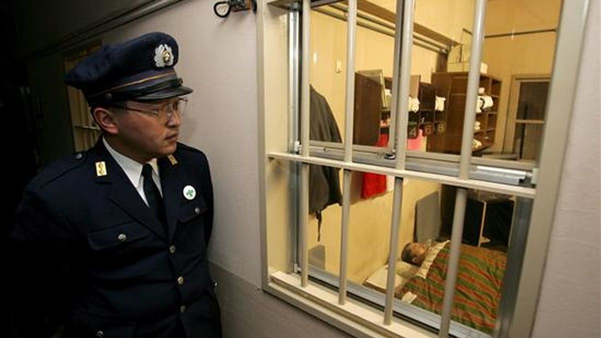 Fotografía de archivo fechada el 30 de enero de 2006 que muestra a un guarda de la prisión de Toyama (Japón) que observa a un recluso mientras duerme. El Gobierno anunció que se ha ejecutado a dos reos condenados a la pena capital, cuando se cumple precisamente un año desde la última ejecución en el país asiático. EFE