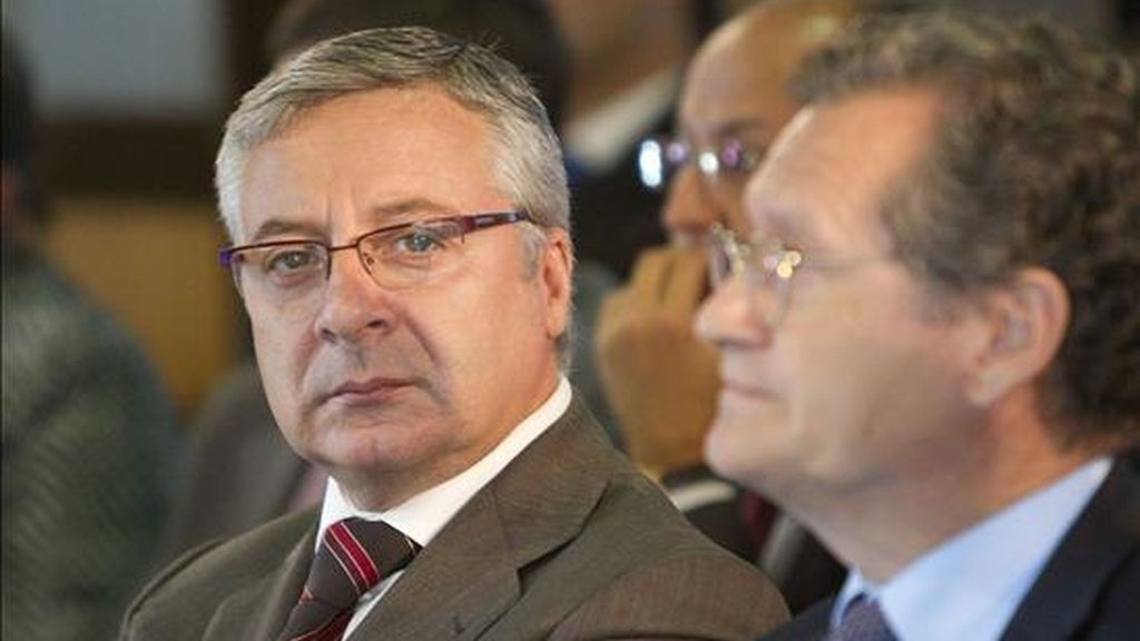 El ministro de Fomento, José Blanco (i), junto al presidente de Aena, Juan Lema (d), durante el acto de inicio de las obras de la nueva terminal del Aeropuerto de Vigo, que duplicarán la superficie y la capacidad del actual edificio para dar servicio a cuatro millones de pasajeros al año. EFE El ministro de Fomento, José Blanco (i), junto al presidente de Aena, Juan Lema (d), durante el acto de inicio de las obras de la nueva terminal del Aeropuerto de Vigo, que duplicarán la superficie y la capacidad del actual edificio para dar servicio a cuatro millones de pasajeros al año. EFE