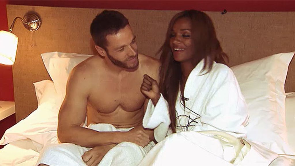 Liz y Leo se dan una ducha juntos