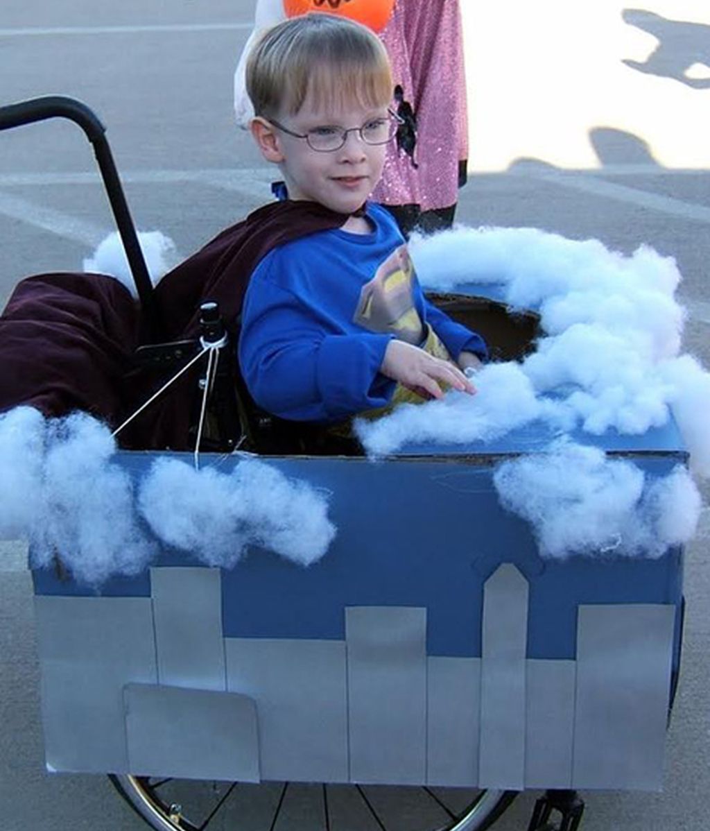 Los originales disfraces de un niño en silla de ruedas