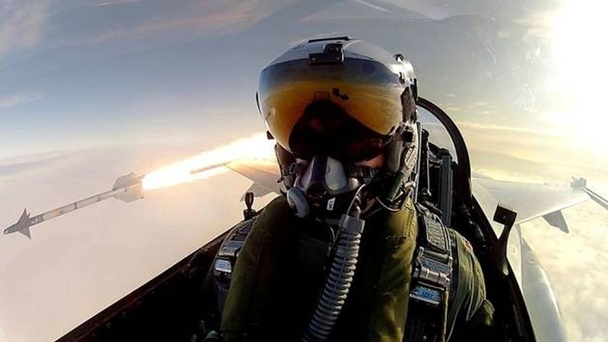 Un piloto se fotografía mientras lanza misiles