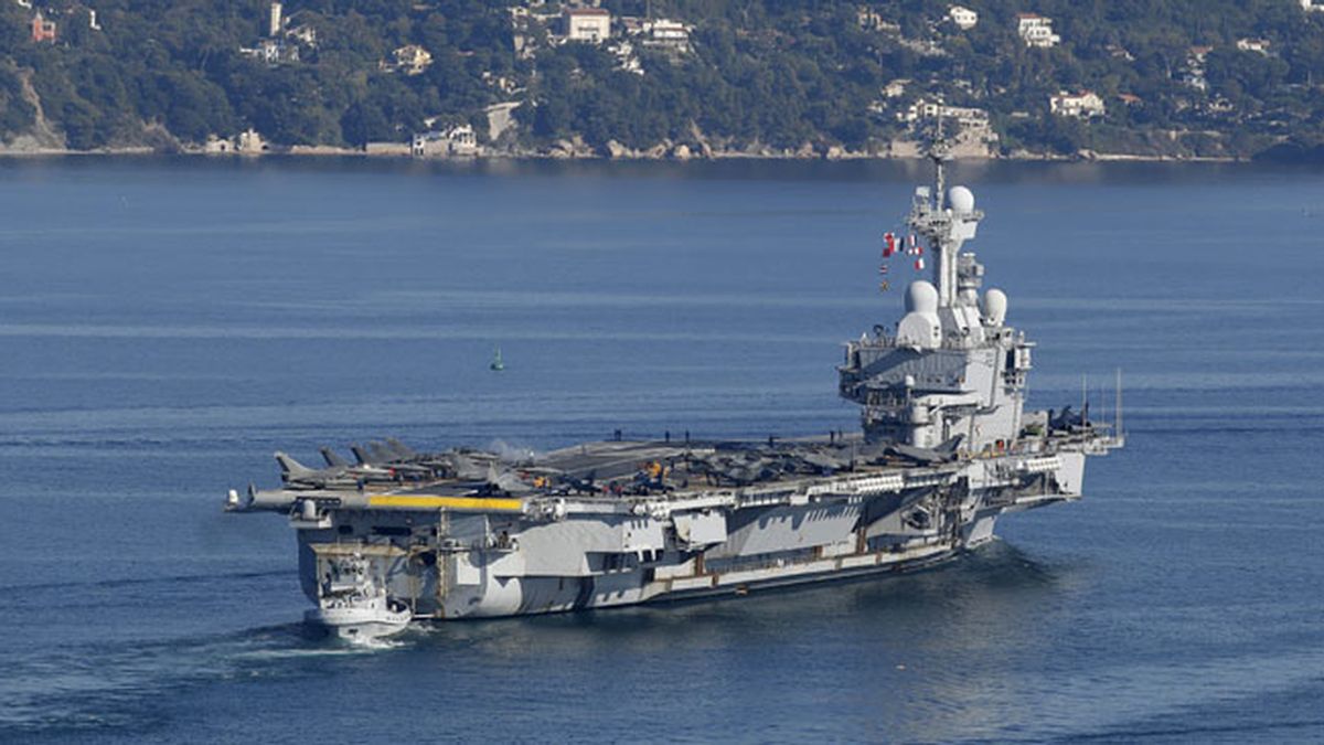 El portaviones nuclear galo Charles De Gaulle sale del puerto militar de Toulon, en el sur de Francia,