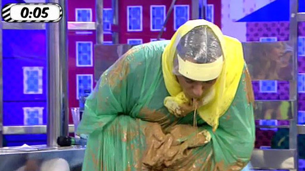 Kiko Hernández emuló a Chabelita y se metió barro en la boca