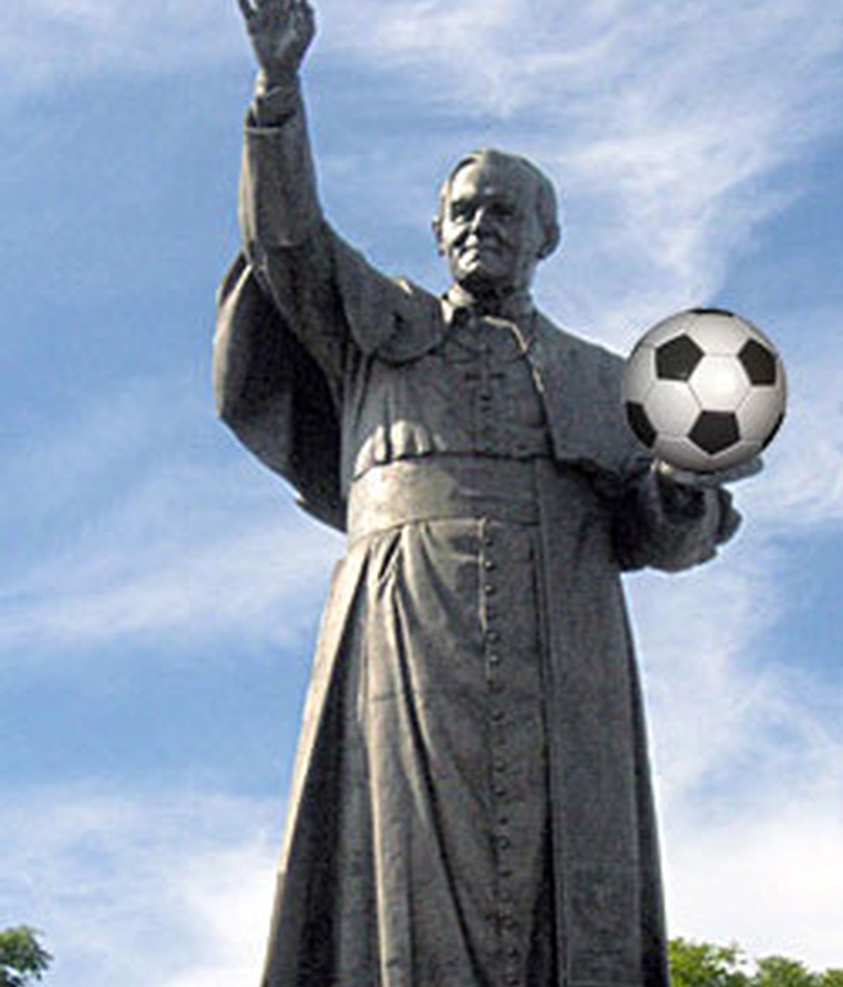 Estatua del Papa Juan Pablo II en un parque de Polonia. Montaje de InformativosTelecinco.com