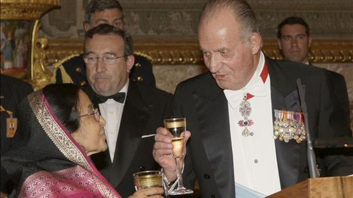El Rey don Juan Carlos brinda con la presidenta de la India, Prathiba Patil, durante la cena que los monarcas españoles, acompañados de los Príncipes de Asturias, ofrecieron esta noche, en el Palacio Real de Madrid, en honor de la ilustre mandataria, que inició hoy una visita a España. EFE