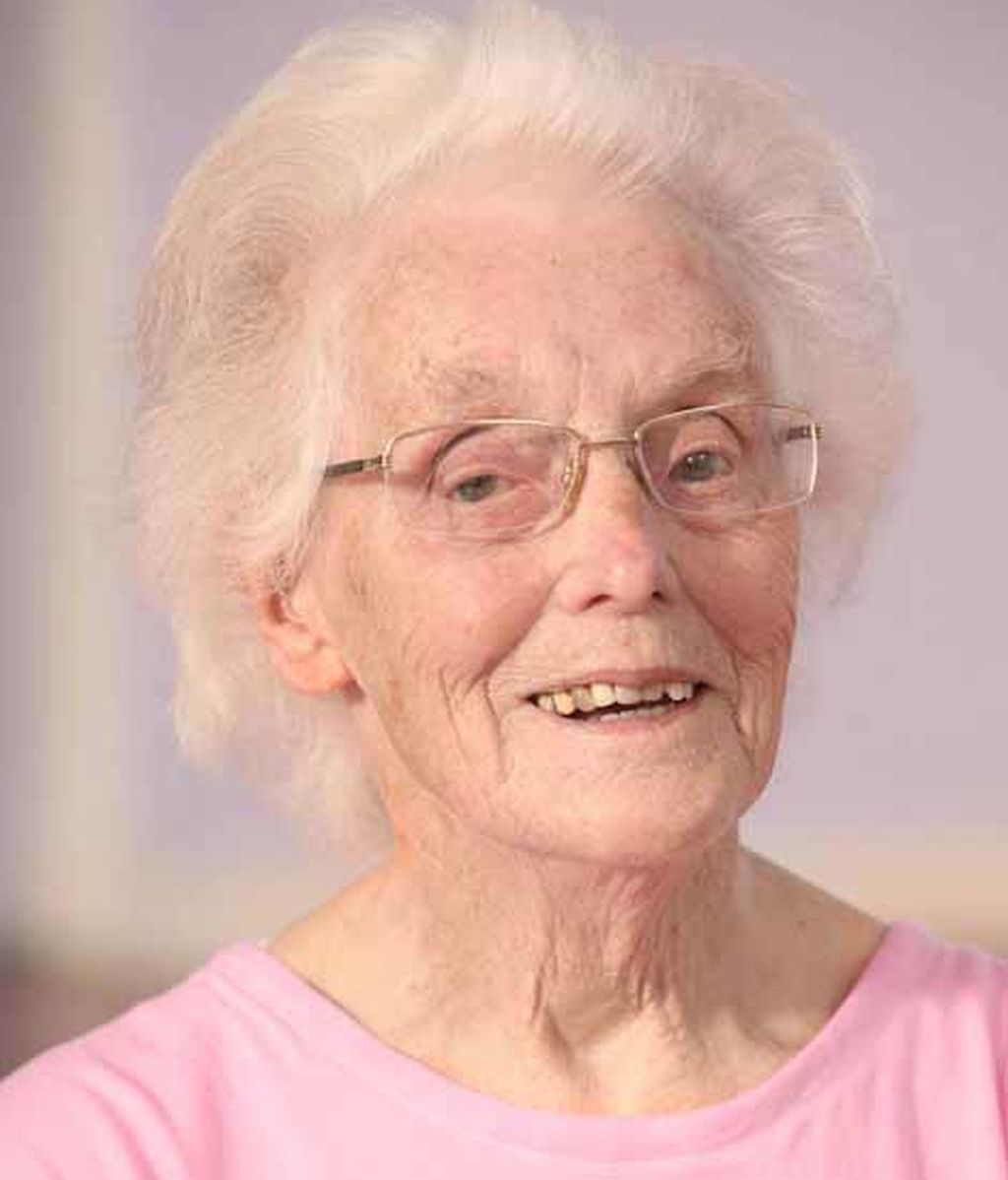 Una mujer con 98 años está completamente sana gracias a las clases de yoga