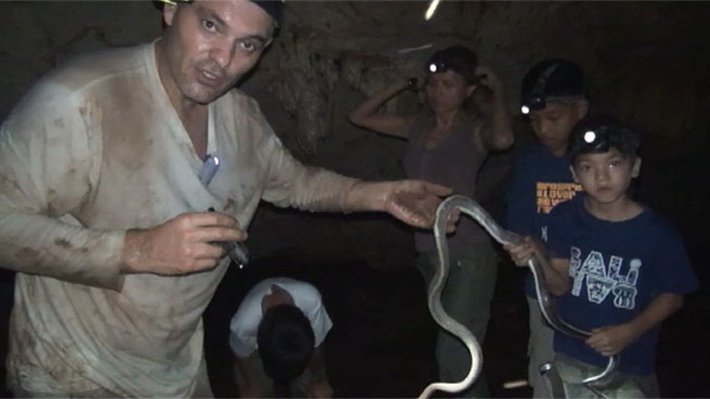 Frank explora una cueva en familia