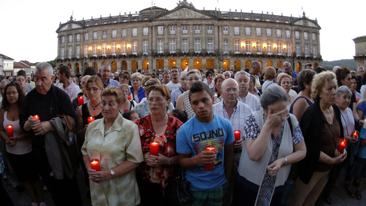 Vigilia en memoria de las víctimas del tren descarrilado en Santiago