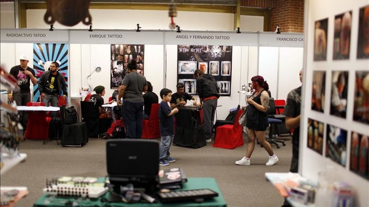 Visitantes recorren el "Venezuela Expo Tatto", en Caracas (Venezuela). EFE