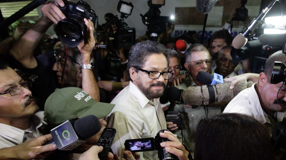 Iván Márquez, líder negociador de las FARC rodeado de periodistas a su llegada a las conversaciones de paz en La Habana