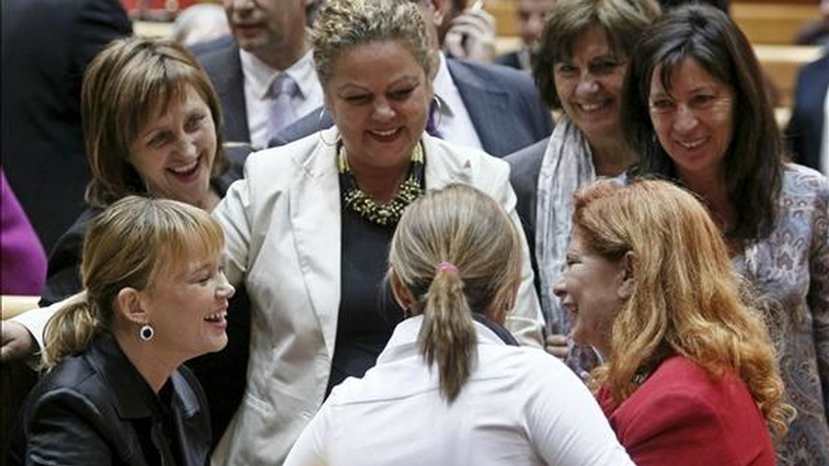 Leire Pajín (i), hasta ahora secretaria general del PSOE, que se hará cargo del Ministerio de Sanidad, recibe la felicitación de varias senadoras, entre ellas Carmen Alborch (d), durante el pleno del Senado de hoy. EFE